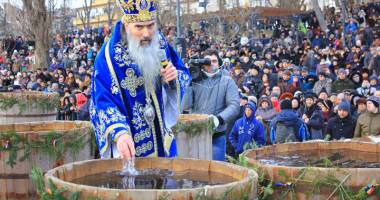 Stire din Cultură-Educație : Peste 10.000 de constănțeni  au fost părtași la Botezul Apelor