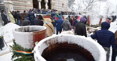 Urgia Bobotezei nu i-a oprit pe creștinii constănțeni. Au luat apă sfințită direct din butoaie - 3