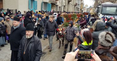 Stire din Social : Sărbătoare la malul mării. "Boboteaza ne aduce valuri, pentru că vom avea mereu valuri în viață"