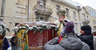 Urgia Bobotezei nu i-a oprit pe creștinii constănțeni. Au luat apă sfințită direct din butoaie - 6