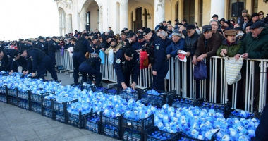 Bobotează pe căldură! Credincioșii s-au călcat în picioare pentru o sticlă de agheasmă - 12