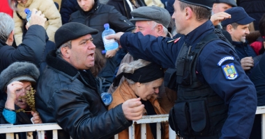 Bobotează pe căldură! Credincioșii s-au călcat în picioare pentru o sticlă de agheasmă - 13