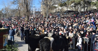 Bobotează pe căldură! Credincioșii s-au călcat în picioare pentru o sticlă de agheasmă - 3