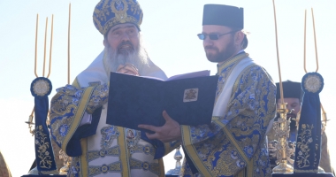 Bobotează pe căldură! Credincioșii s-au călcat în picioare pentru o sticlă de agheasmă - 4
