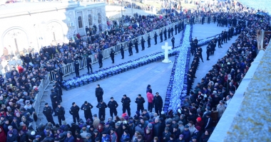 Bobotează pe căldură! Credincioșii s-au călcat în picioare pentru o sticlă de agheasmă - 6