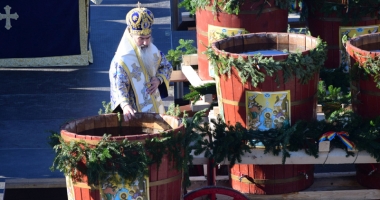 Stire din Cultură-Educație : Bobotează pe căldură! Credincioșii s-au călcat în picioare pentru o sticlă de agheasmă