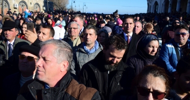 Bobotează pe căldură! Credincioșii s-au călcat în picioare pentru o sticlă de agheasmă - 7