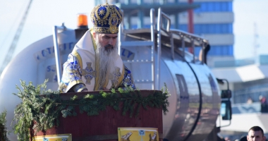 Bobotează pe căldură! Credincioșii s-au călcat în picioare pentru o sticlă de agheasmă - 8