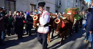 Bobotează pe căldură! Credincioșii s-au călcat în picioare pentru o sticlă de agheasmă - 2