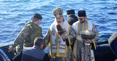 Bobotează pe căldură! Credincioșii s-au călcat în picioare pentru o sticlă de agheasmă - 9