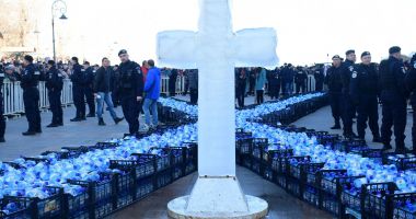 Stire din Cultură-Educație : Boboteaza la malul mării. 200.000 de pet-uri cu aghiasmă, pregătite pentru credincioși