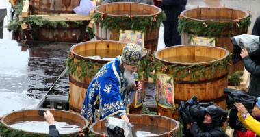Bobotează "clasică": ploaie, îmbulzeală și coate ascuțite - 3