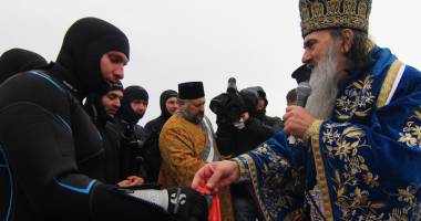 Stire din Cultură-Educație : Bobotează "clasică": ploaie, îmbulzeală și coate ascuțite