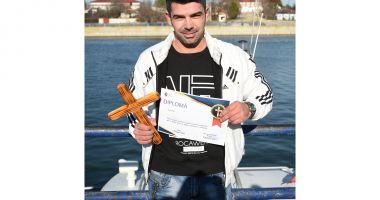 Tânărul Viorel Chiru a recuperat crucea aruncată în apă, la Medgidia