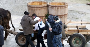 Stire din Cultură-Educație : Boboteaza - "sărbătoarea pocăinței" sau "lupta pentru aghiazmă"?