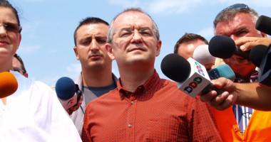 Stire din Politică-Administrație : Premierul Emil Boc promite fonduri suplimentare pentru investiții la rectificarea bugetară