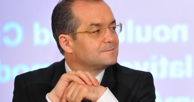 Stire din Politică-Administrație : Premierul Emil Boc e dispus să crească salariul minim cu 30 lei