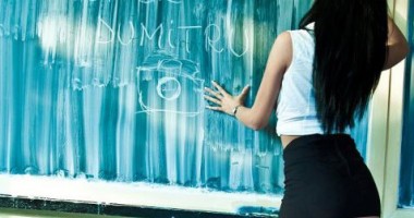 Stire din Cultură-Educație : Scandalul erotic / "Andreea să răspundă pentru ce face!"
