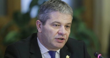 Stire din Social : Ministrul Sănătății Bodog a resuscitat un pasager, într-o cursă aeriană Tarom