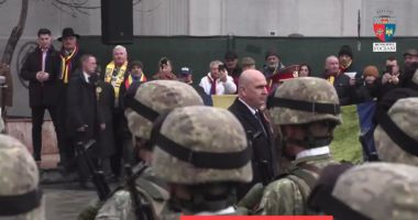 Stire din Eveniment : Ilie Bolojan, huiduit de mulțime la evenimentele de Ziua Unirii