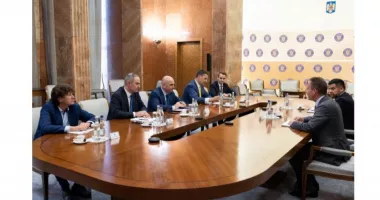 Stire din Politică-Administrație : Evaluare Fitch pentru România. Premierul Ilie Bolojan prezintă măsurile fiscale ale Guvernului