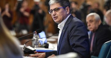 Stire din Economie : Deficitul a crescut într-o lună cu 14 miliarde. Boloș: Nu mai cumpărați hârtie igienică la bax!