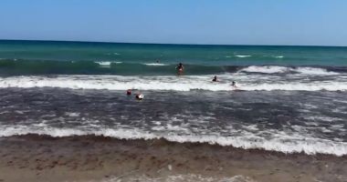 Stire din Social : Bolovani și bucăți de stabilopozi, capcane pentru turiști în apă, la Eforie