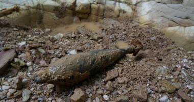 Stire din Eveniment : Bombă de aviație, de 70 de kilograme, descoperită de un bărbat aflat la pescuit