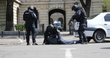 Stire din Eveniment : CAZ INCREDIBIL! Polițiștii au descoperit explozibil pe o mașină în trafic. Șoferul voia să arunce în aer automobilul
