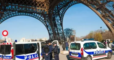 Stire din Actualitate : Momente tensionate la Paris. Suspect prins înainte să detoneze bomba