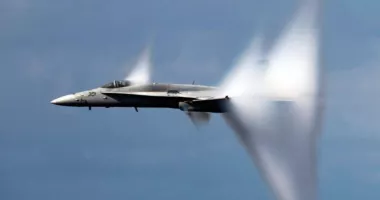 Stire din Actualitate : Panică în mai multe județe după boomul sonic al avioanelor de vânătoare