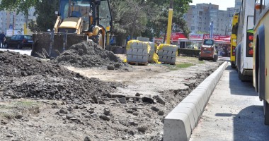 Cum "aruncă" Primăria Constanța banii pe vopsitul bordurilor - 2