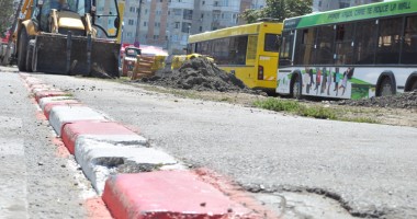 Stire din Social : Cum "aruncă" Primăria Constanța banii pe vopsitul bordurilor
