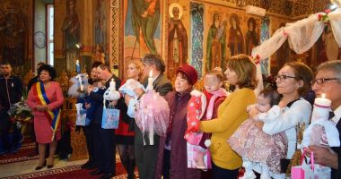 Stire din Social : Copii abandonați, botezați în ziua de Sfântul Ștefan