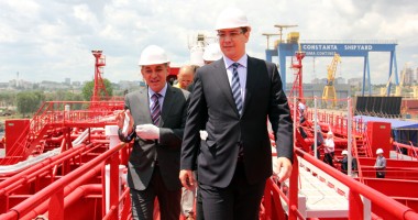 Premierul Victor Ponta și doi miniștri  au dat strălucire botezului navei "Histria Ambra" - 2