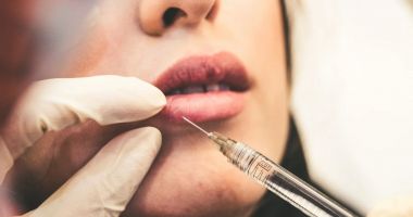 Stire din Actualitate : Două românce care se dădeau drept medici esteticieni, anchetate pentru că făceau operații la ele acasă