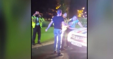 Stire din Eveniment : RĂSTURNARE DE SITUAȚIE în scandalul în care este implicat Cristi Boureanu? Fostul deputat, lovit de un polițist. Marian Godină: "Se pot aplica și LOVITURI CU PUMNUL"