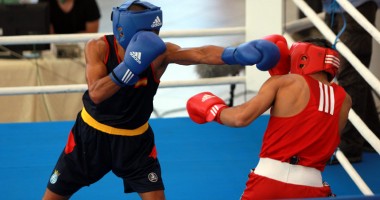 Stire din Sport : Boxerii au luptat la mall pentru Cupa Mării Negre