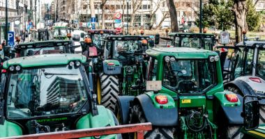 Stire din Actualitate : E HAOS LA BRUXELLES, într-un moment cheie! Zeci de tractoare blochează străzile