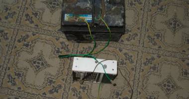 Prins la pescuit cu un aparat electric artizanal - 2