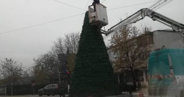 Monumentul eroilor dintr-o comună a fost transformat în brad de Crăciun