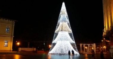 Stire din Actualitate : Bradul de 100.000 de euro din Târgu-Jiu, ținut sub sechestru ani de zile, folosit de autorități pentru Crăciunul de anul acesta. Ce spune DNA