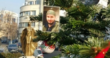 GALERIE FOTO / Un brad de Crăciun, împodobit cu fotografii ale victimelor din clubul Colectiv - 2