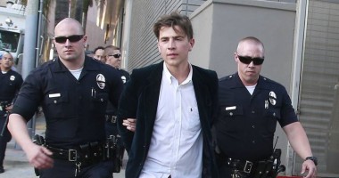 Stire din Monden : Brad Pitt, atacat pe covorul roșu