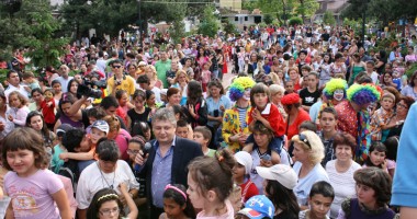 Primarul Ion Ovidiu Brăiloiu a oferit pachete la peste 500 de copii - 2