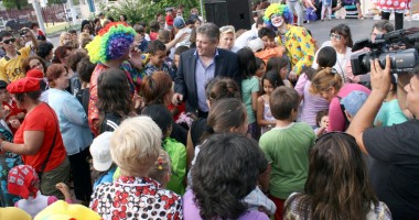 Stire din Politică-Administrație : Primarul Ion Ovidiu Brăiloiu a oferit pachete la peste 500 de copii