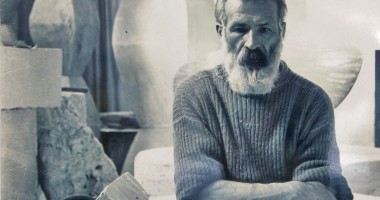 Stire din Cultură-Educație : Laurian Stănchescu vrea să își dea foc în fața Guvernului!