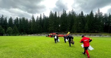Stire din Actualitate : Sute de kilograme de brânză au fost evacuate cu un elicopter Black Hawk de la stânele din Broșteni
