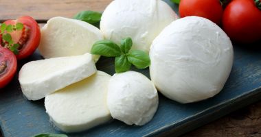 Stire din Sănătate : Tipuri de brânză care ajută la reglarea nivelurilor de colesterol