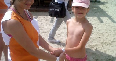 Stire din Social : "Brățările de vacanță" pentru copii ajung și în sudul litoralului